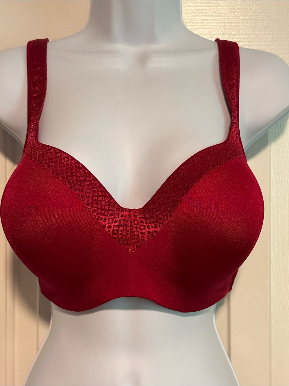 Women’s Seamless Underwire Bra in Deep Red Sz 38D